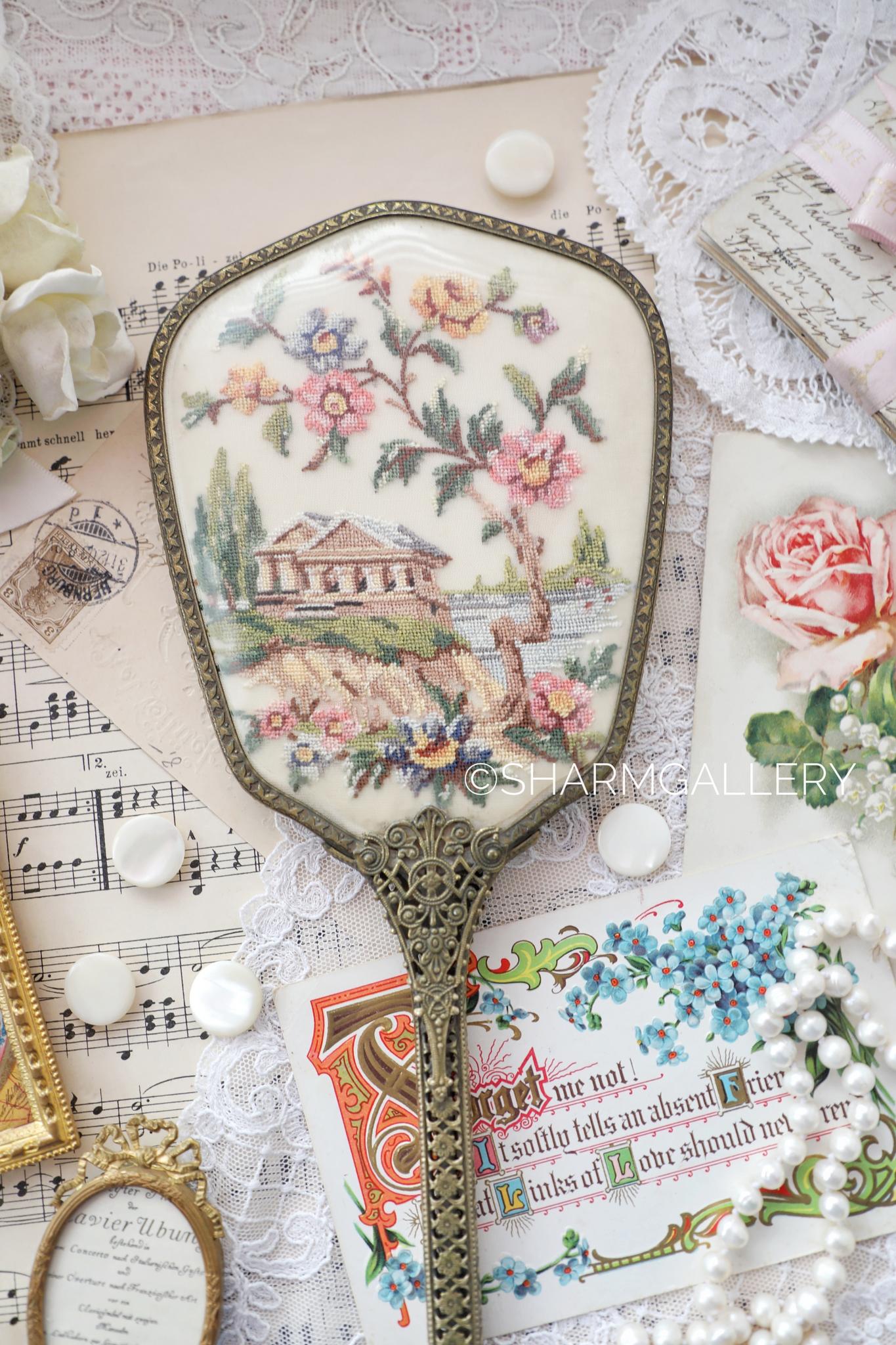 Старинное зеркало с роскошной вышивкой Petit Point на длинной ручке, Англия.