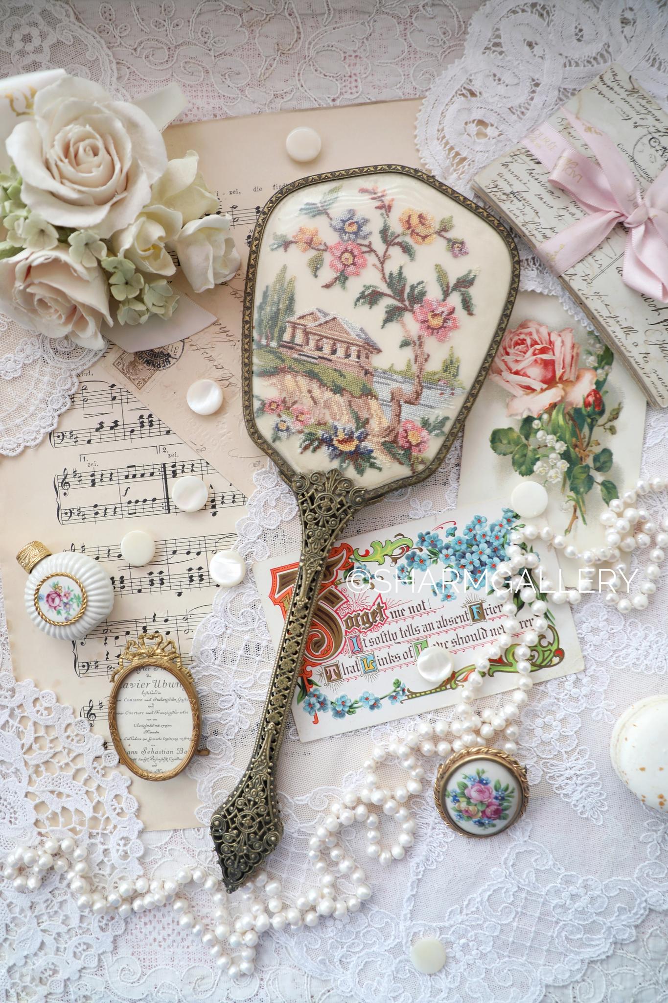 Старинное зеркало с роскошной вышивкой Petit Point на длинной ручке, Англия.