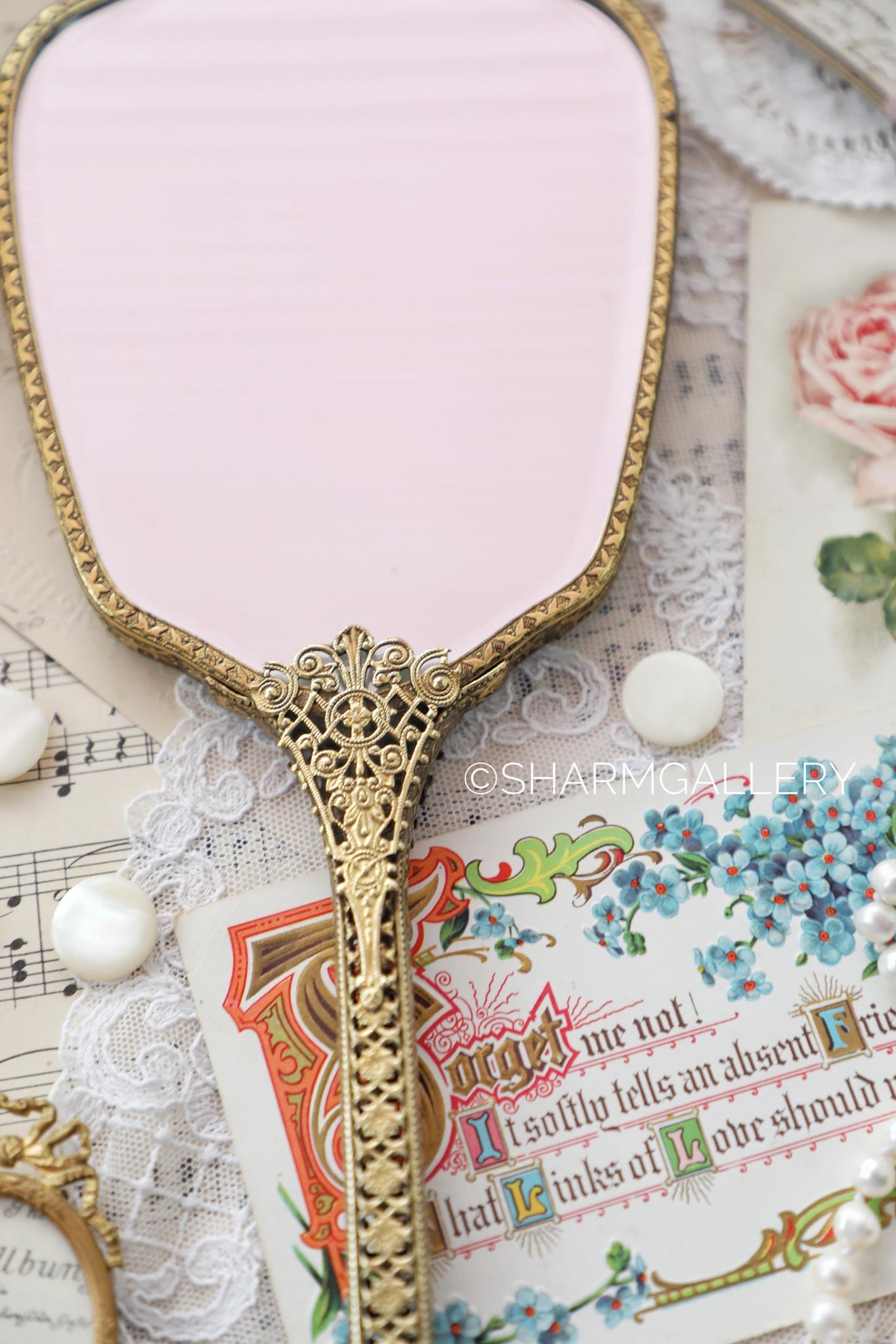 Старинное зеркало с роскошной вышивкой Petit Point на длинной ручке, Англия.