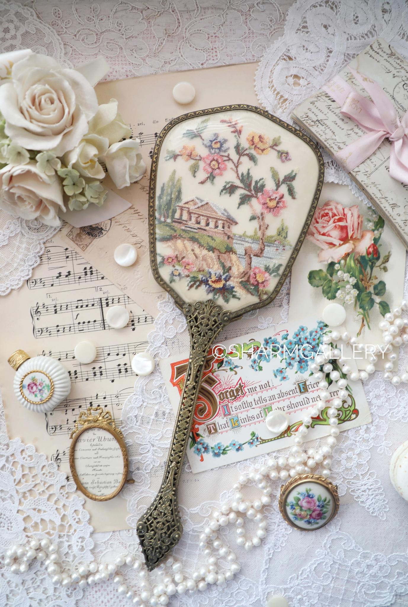 Старинное зеркало с роскошной вышивкой Petit Point на длинной ручке, Англия.
