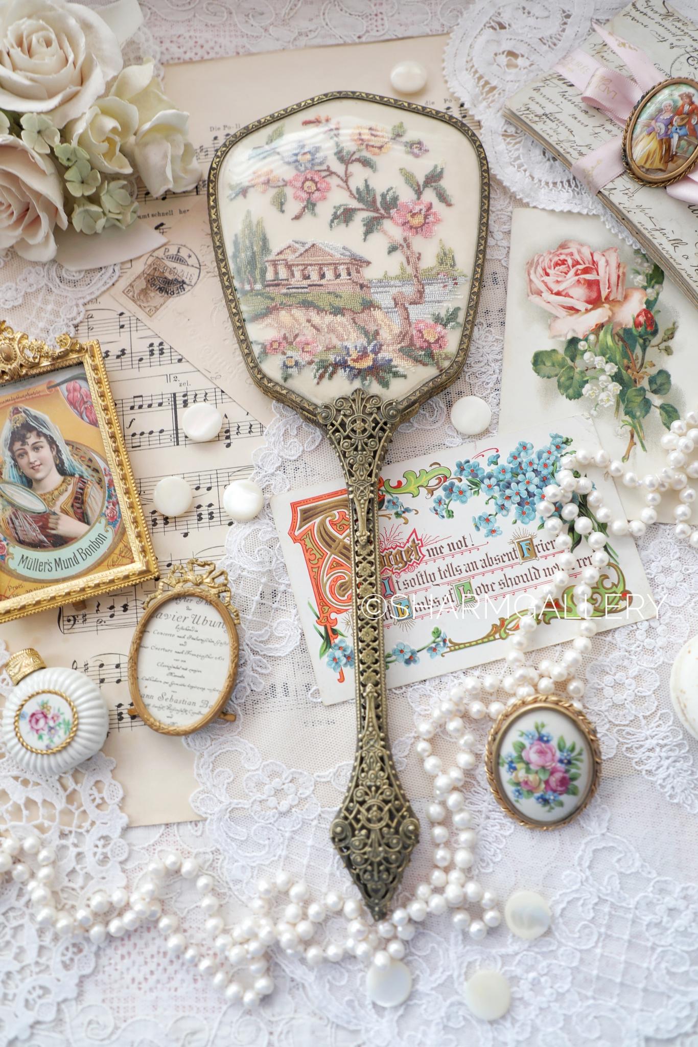 Старинное зеркало с роскошной вышивкой Petit Point на длинной ручке, Англия.