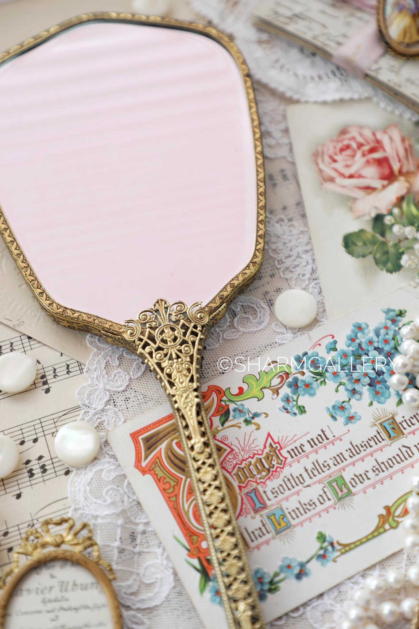 Старинное зеркало с роскошной вышивкой Petit Point на длинной ручке, Англия.