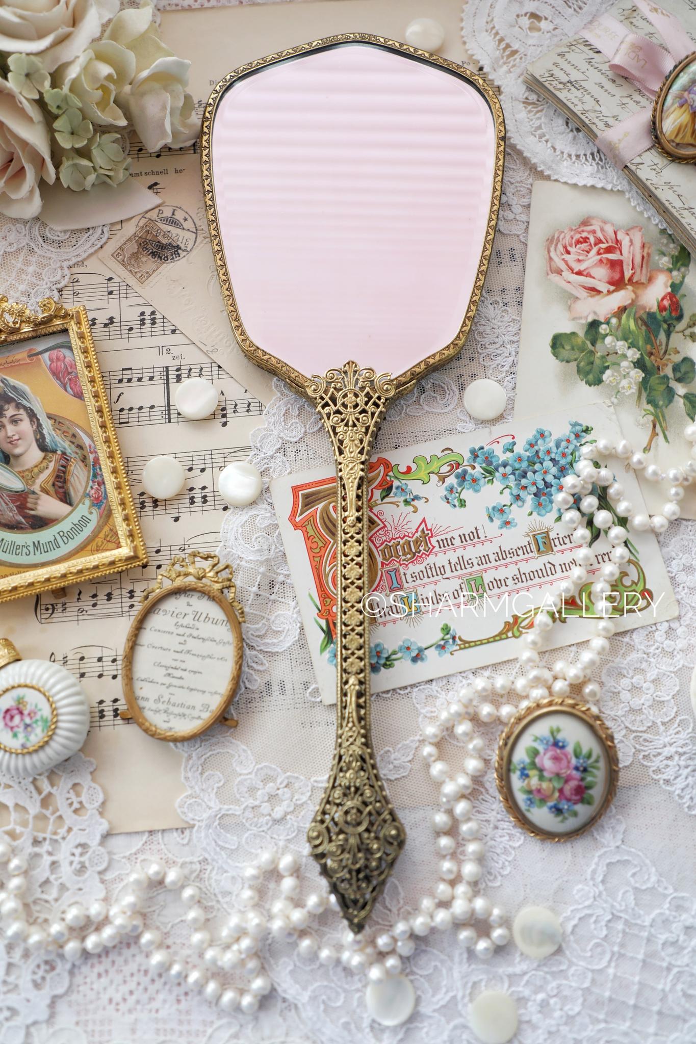 Старинное зеркало с роскошной вышивкой Petit Point на длинной ручке, Англия.