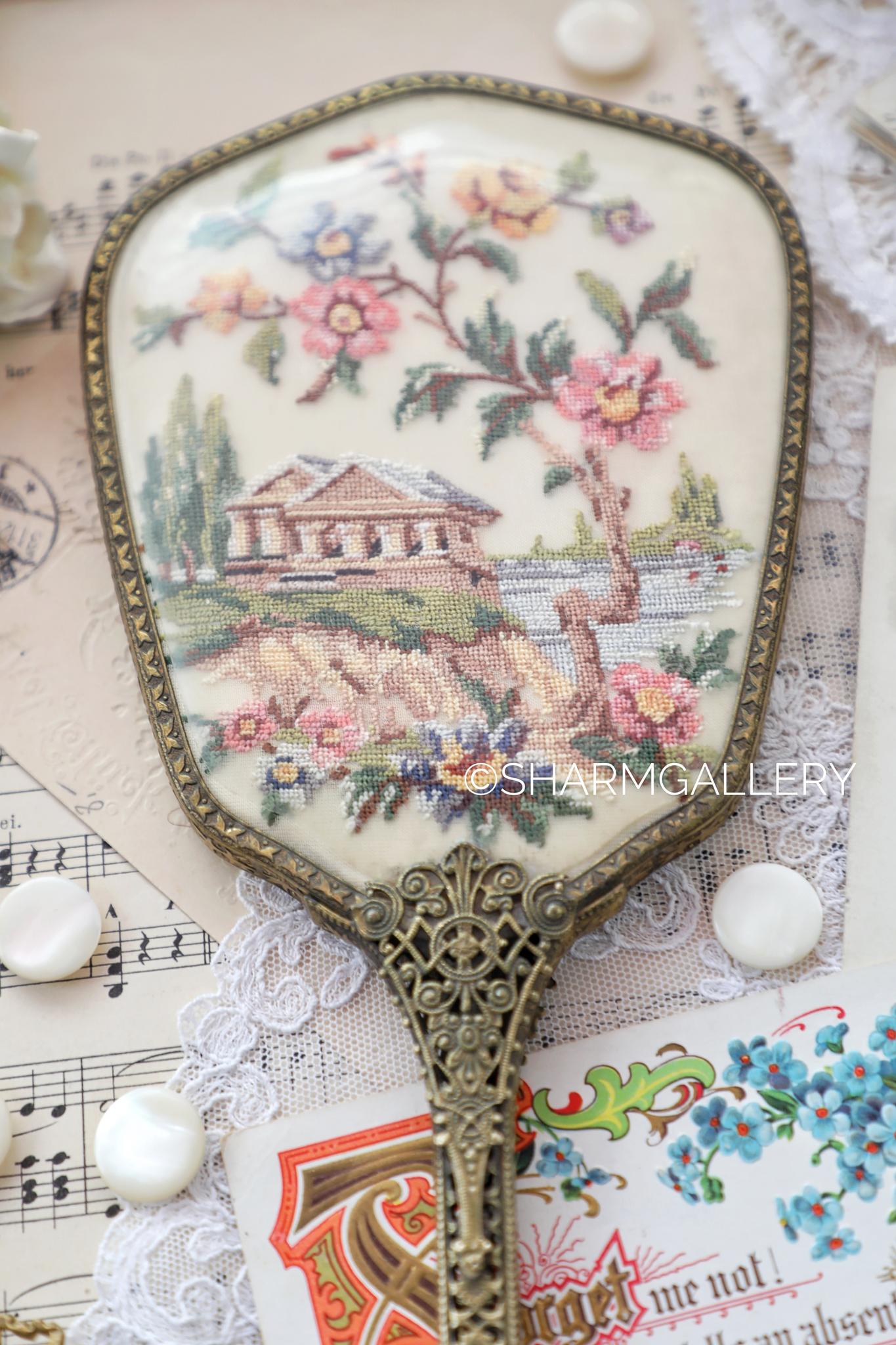 Старинное зеркало с роскошной вышивкой Petit Point на длинной ручке, Англия.