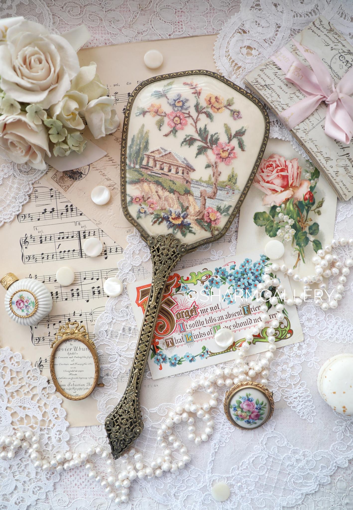 Старинное зеркало с роскошной вышивкой Petit Point на длинной ручке, Англия.