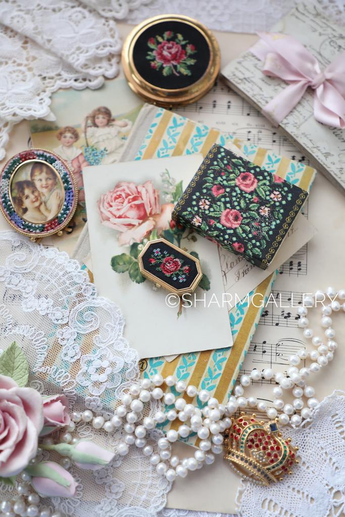 Редкость! Таблетница мини коробочка в родной коробке с микро вышивкой "Роза и незабудки" Petit Point, Avon Америка.