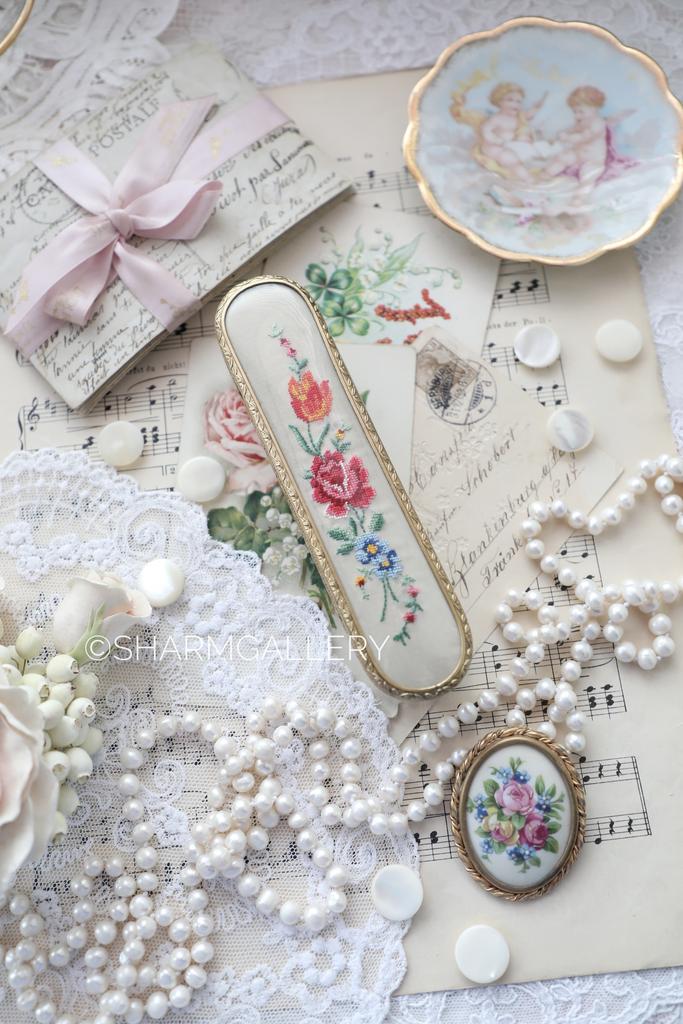 Старинная щетка для одежды с роскошной вышивкой Petit Point, Англия