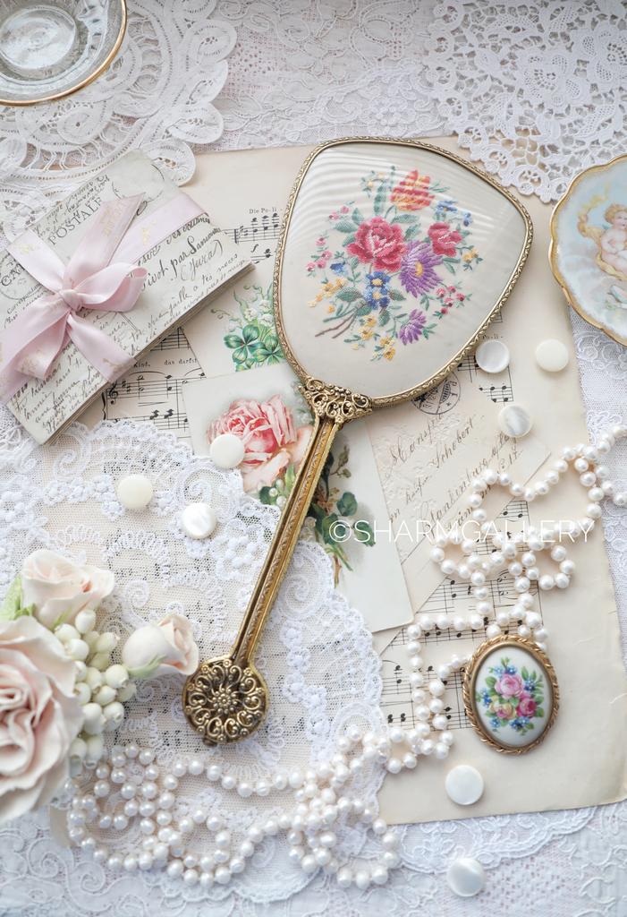 Уценка! Старинное зеркало с роскошной вышивкой Petit Point на длинной ручке, Англия.