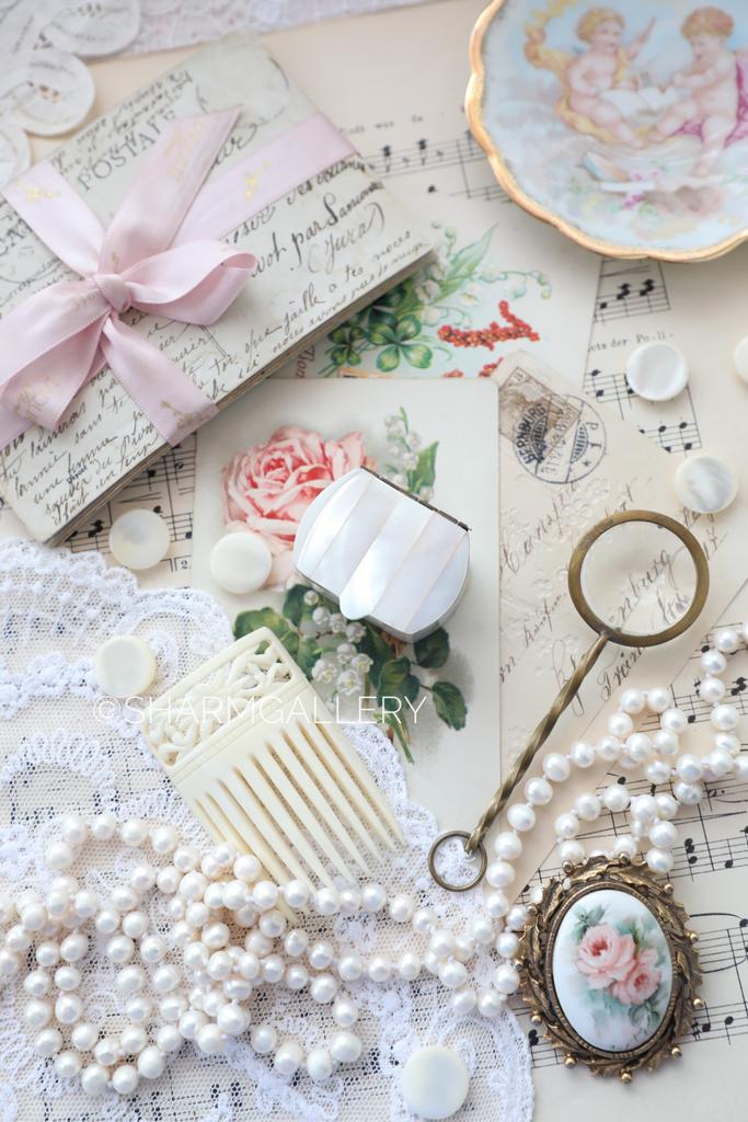 Антикварная миниатюрная шкатулка - таблетница перламутр, латунь. Франция.