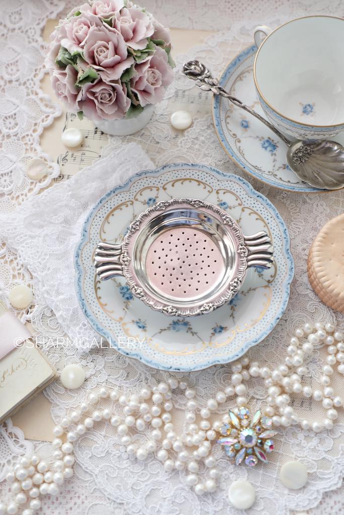 Чайное ситечко с ручками на подставке, серебрение Англия.