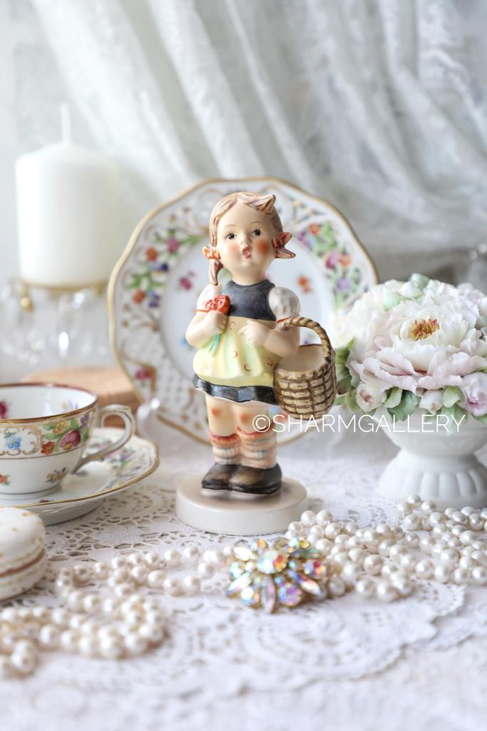 Статуэтка Hummel «Девочка с корзинкой» бисквитный фарфор Goebel Гебель. Германия.