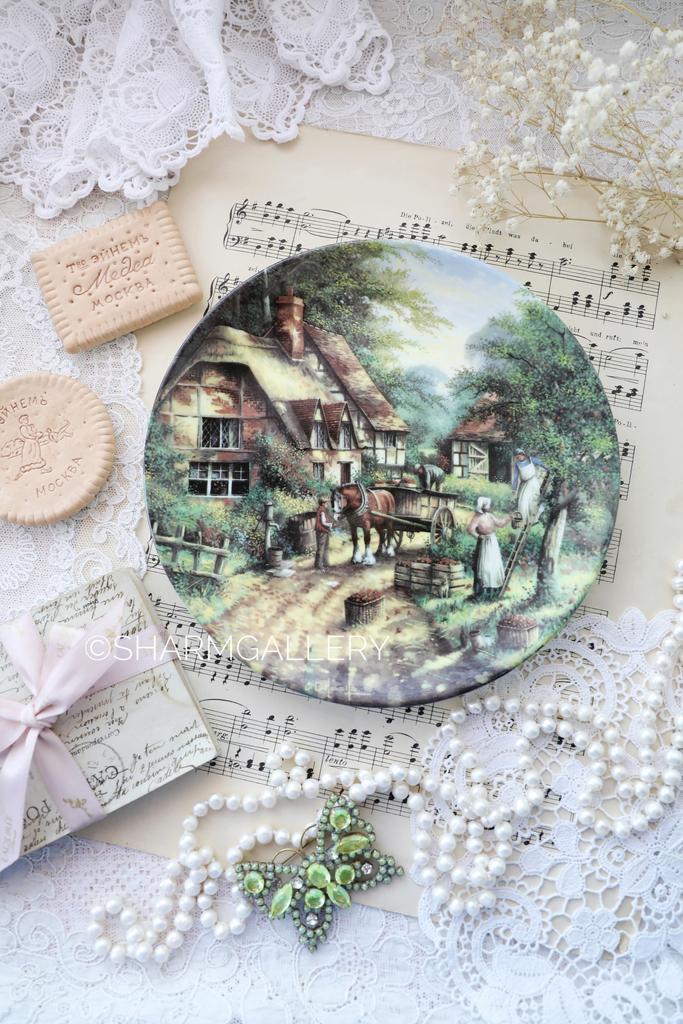 Тарелка настенная "The Apple Pickers" Сборщики яблок фарфор Wedgwood Англия 1991г.