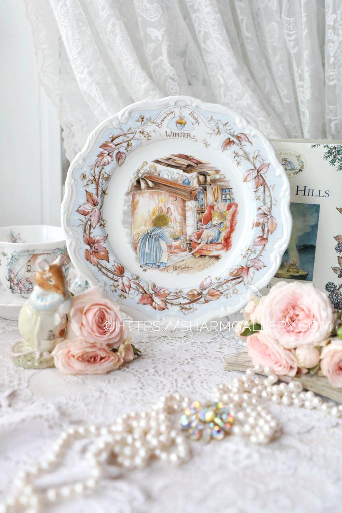 Коллекционная тарелка Brambly Hedge Зима, ежевичная поляна на подставке. Фарфор Royal Doulton, Англия 1982г.