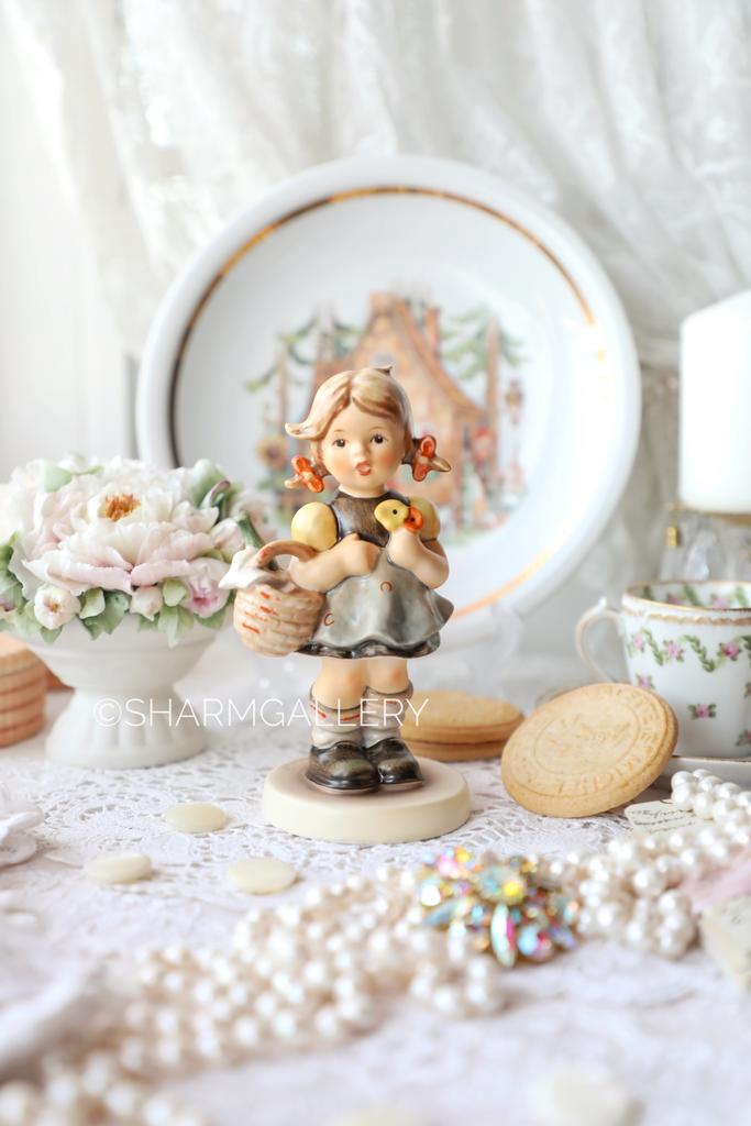 Статуэтка M.I. Hummel девочка «Little Visitor» бисквитный фарфор Goebel Гебель. Германия.