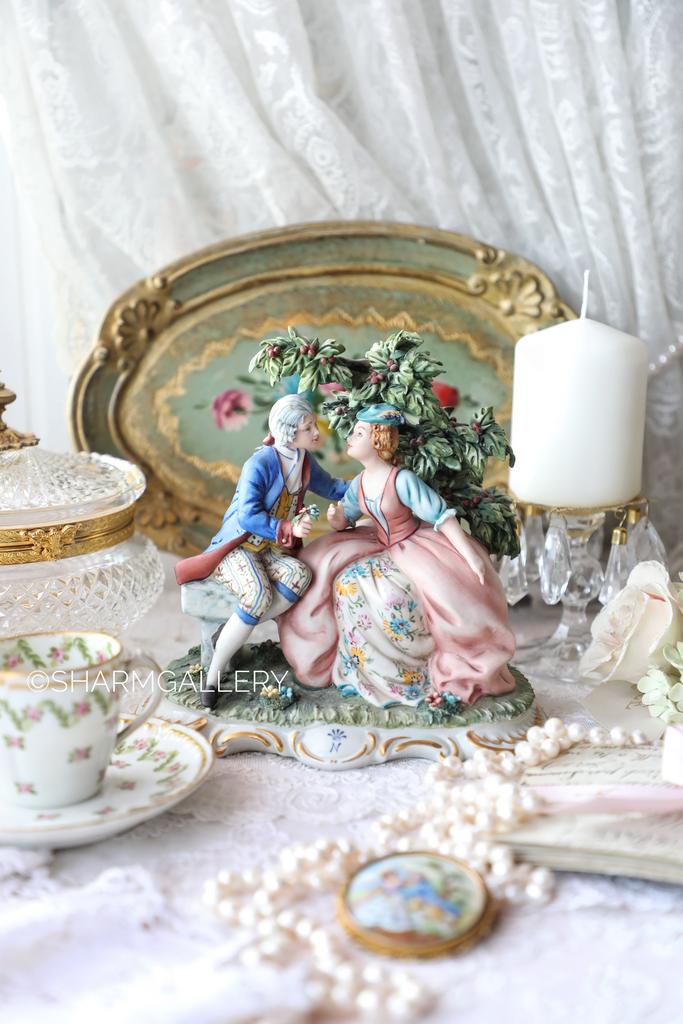 Статуэтка «Галантная сцена» бисквитный фарфор Capodimonte Каподимонте Италия.