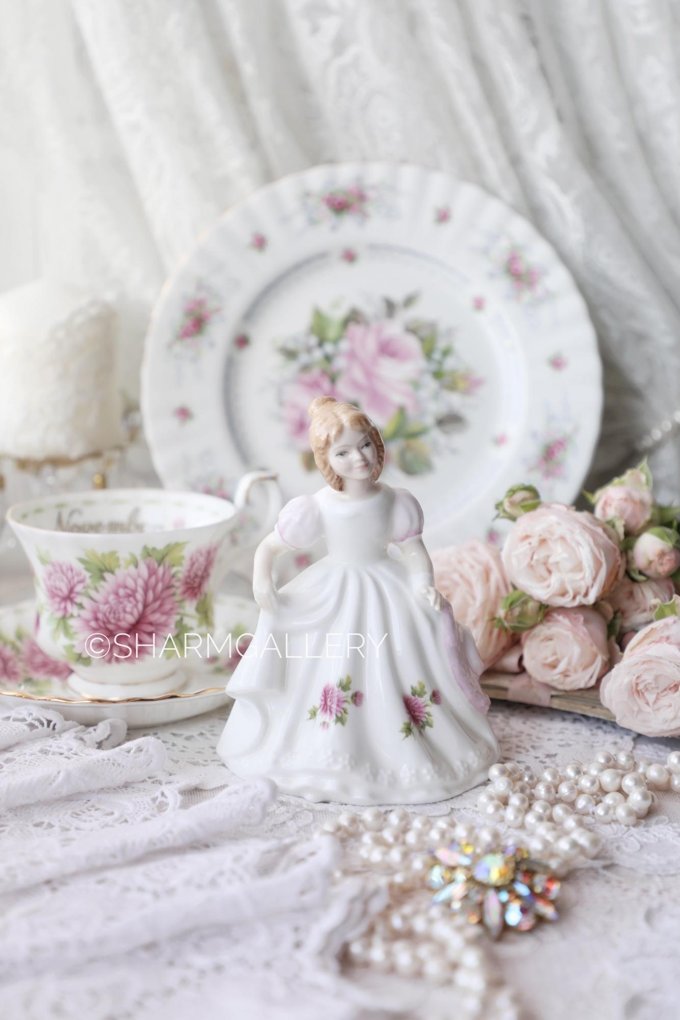 Статуэтка Figure Of The Month «Цветок месяца» Ноябрь/Хризантема, фарфор Royal Doulton Англия.