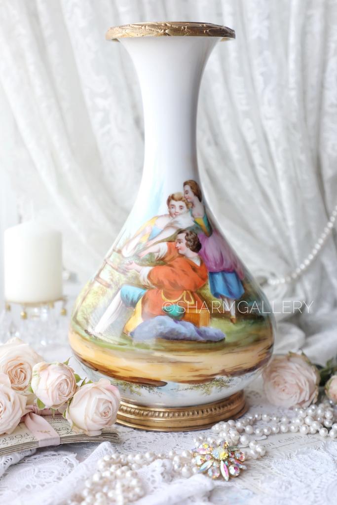 Антикварная ваза для цветов с пасторальной сценой, молочное стекло, бронза. Франция конец 19 века.