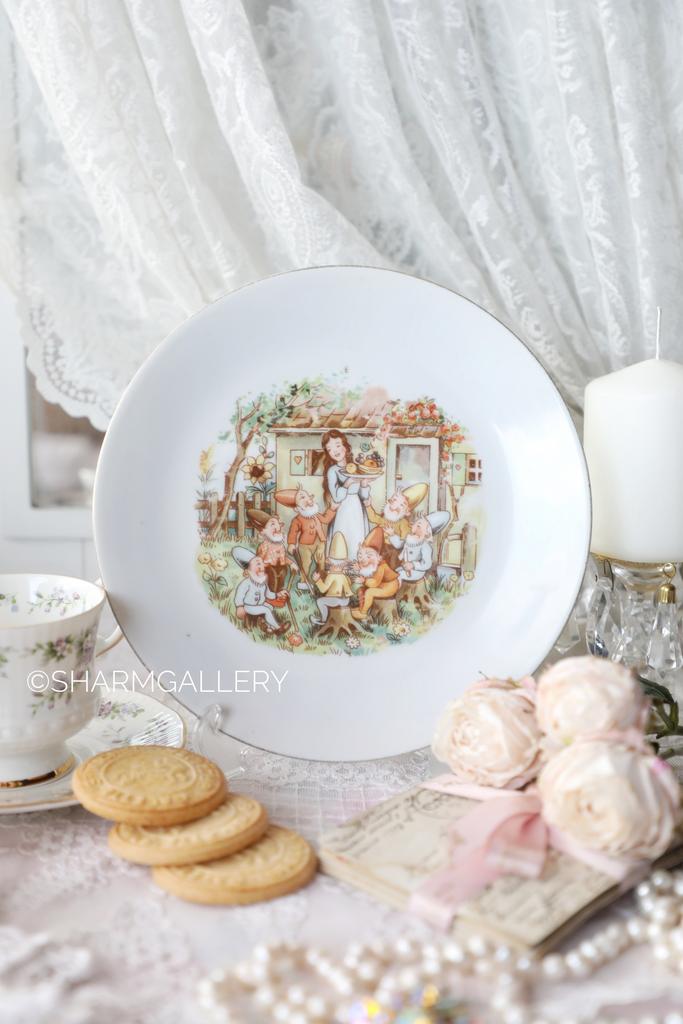 Тарелка из серии сказки "Белоснежка и семь гномов" 19см. фарфор Кала/Kahla ГДР №9