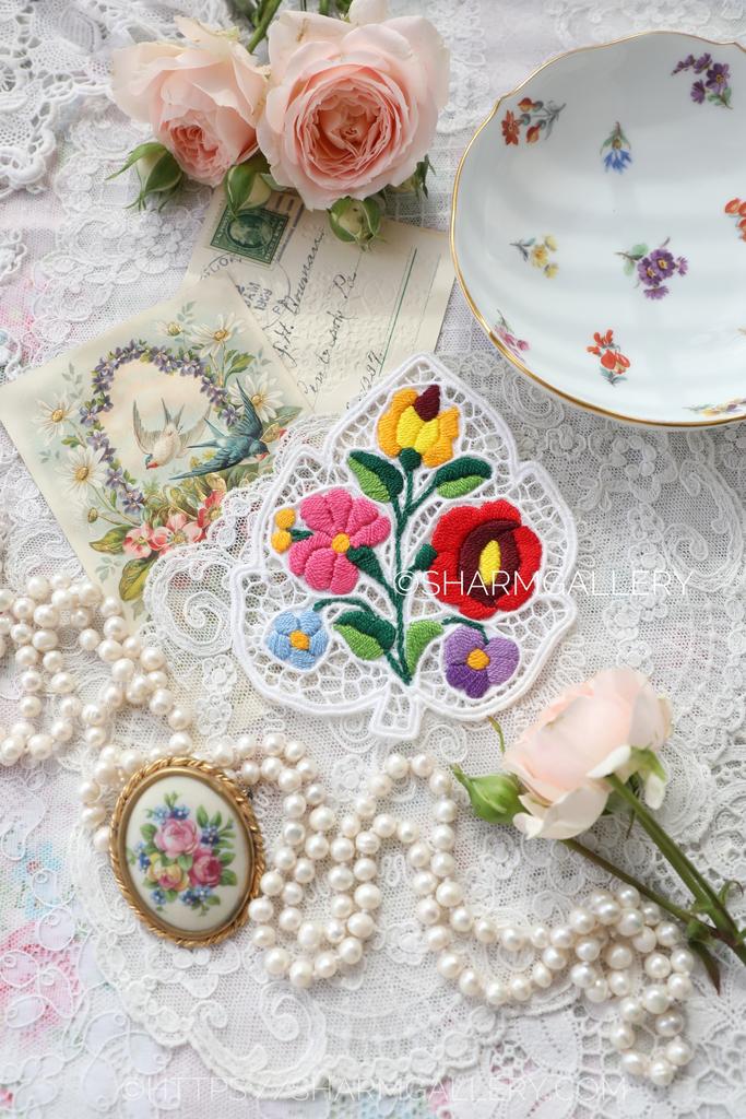 Кружевная мини белая салфетка вышивка на кружеве, форма Листок, Венгрия №38