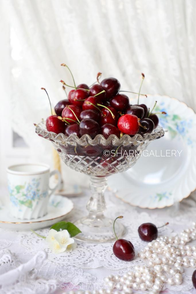 Антикварная стеклянная Ваза на ножке с фестонами. Для вишни, черешни Мальцовское стекло Мальцов Россия 19 век.