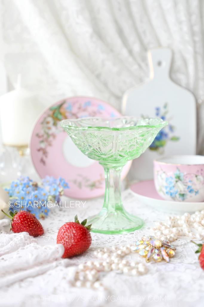 Антикварная Вазочка на ножке зеленое стекло, начало 20 века.