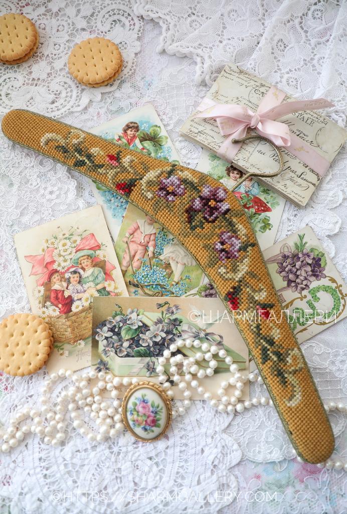 Старинные плечики «Фиалки и бутоны роз» вешалка для одежды гобелен шерсть, вышивка, Германия.