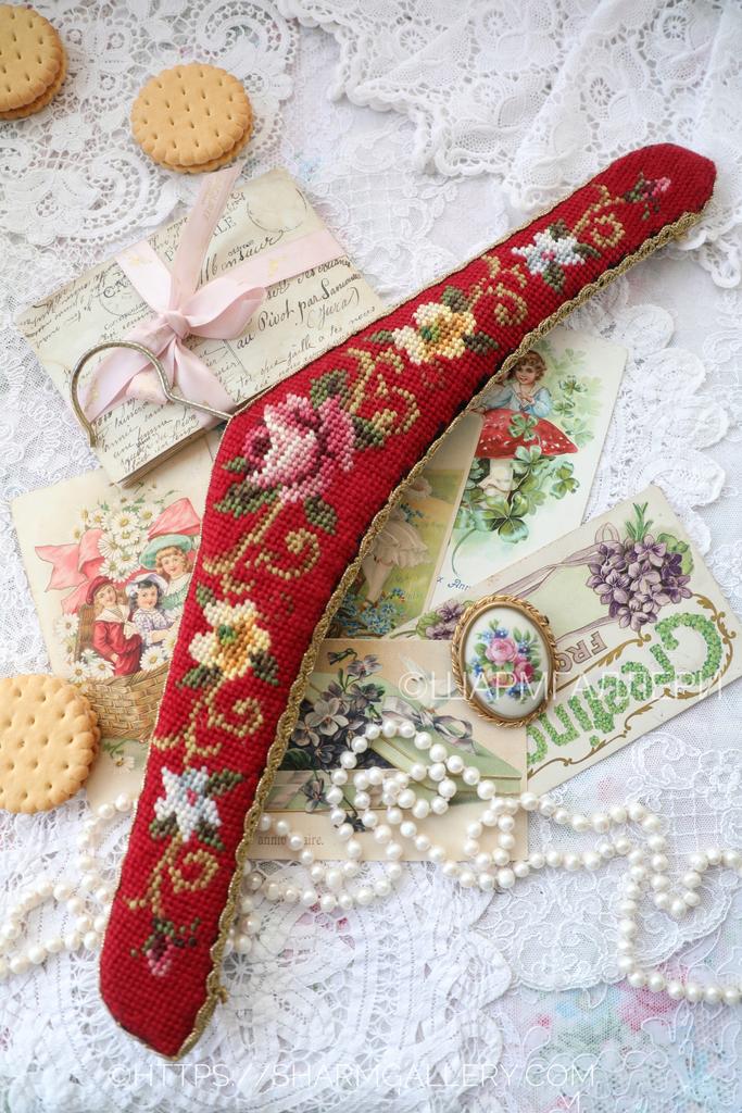 Старинные плечики «Роза и анютины глазки» вешалка для одежды гобелен шерсть, вышивка, Германия.