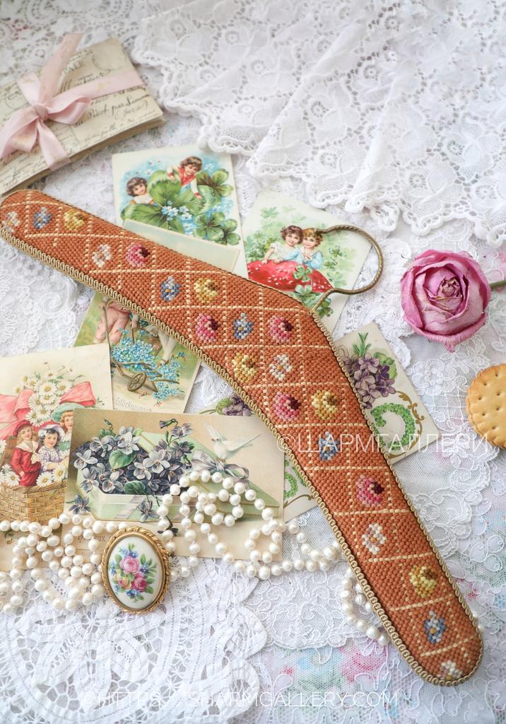 Старинные плечики «Мелкие цветы» вешалка для одежды гобелен шерсть, вышивка, Германия.