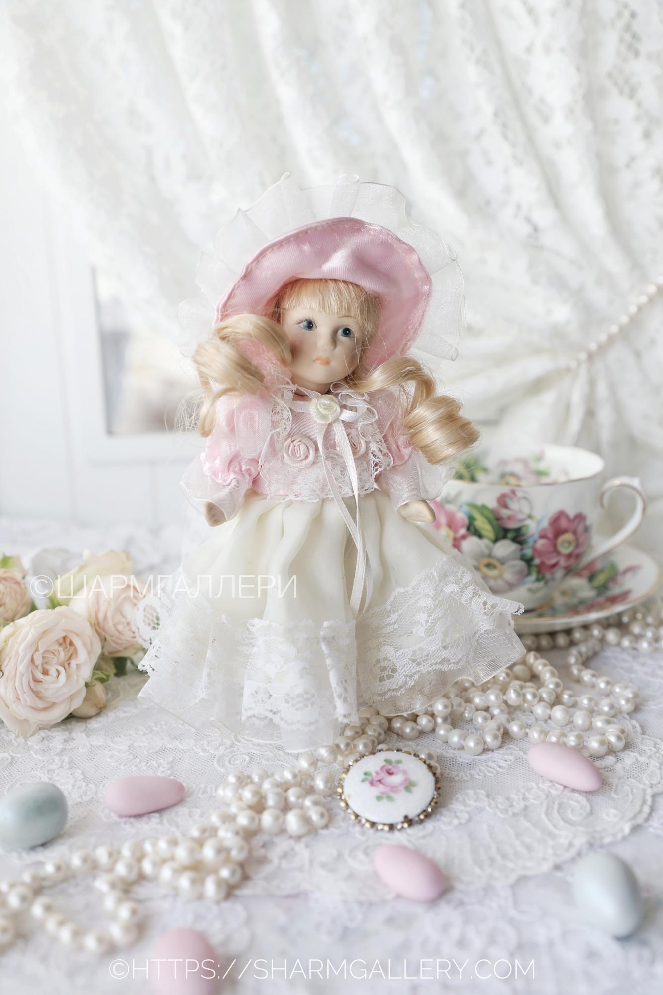 Фарфоровая кукла блондинка в розовой шляпе, 17см фарфор, Англия.