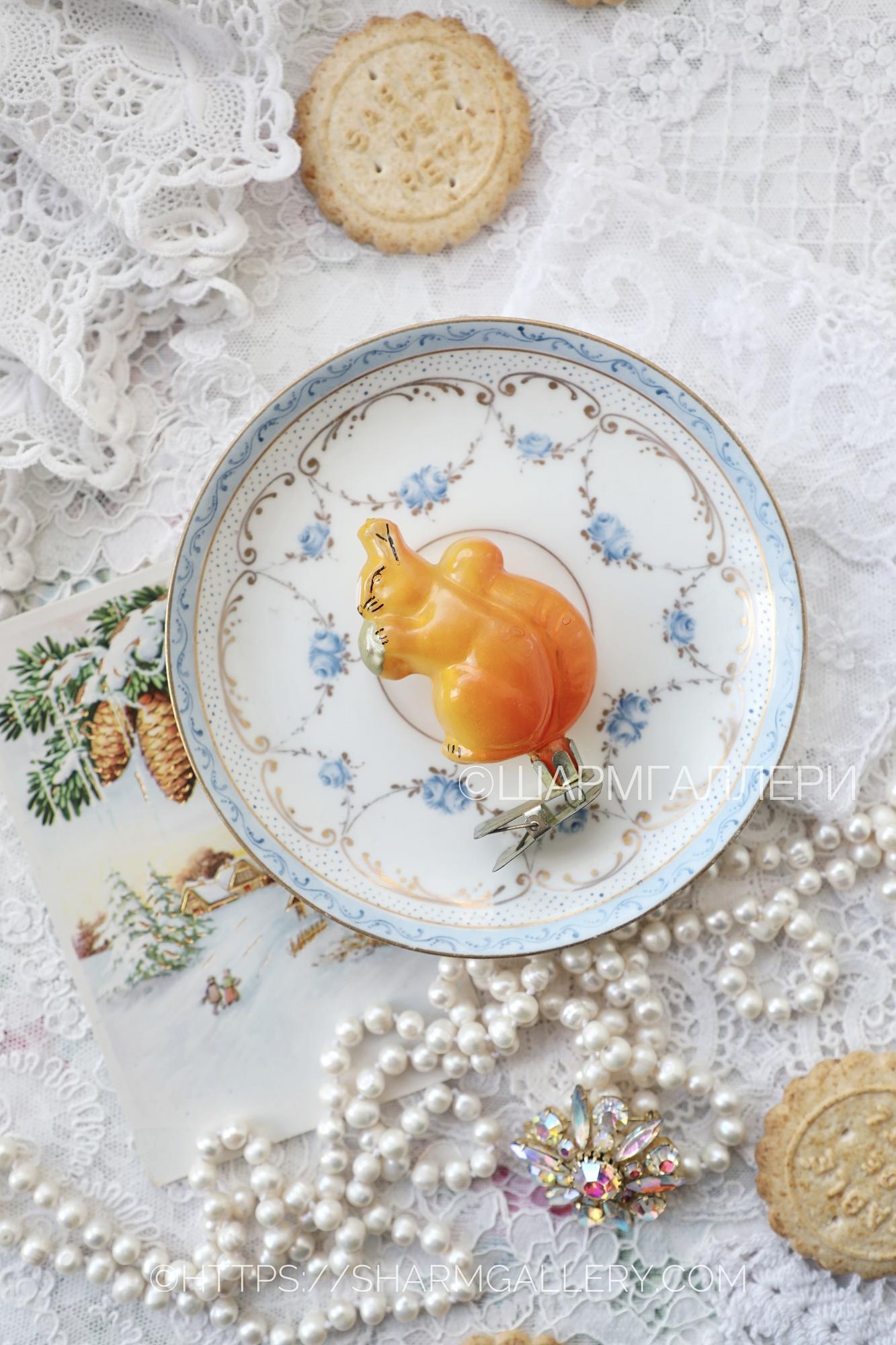 Белочка. №23 Советская елочная игрушка, стекло  роспись на прищепке, СССР.