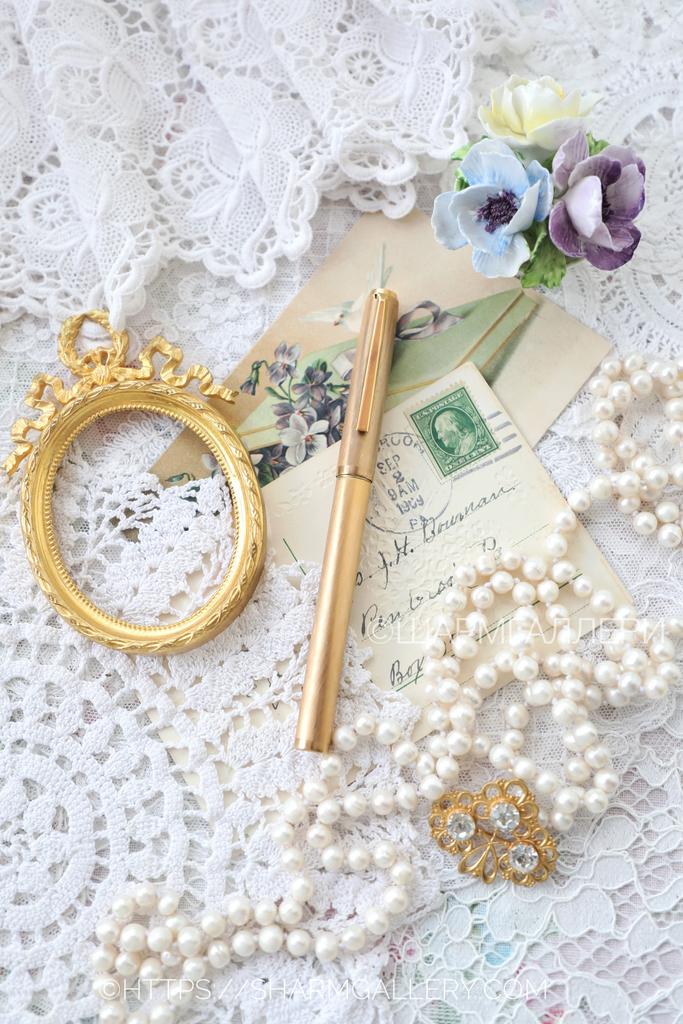 Перьевая ручка времён СССР, металлическая золотого цвета.