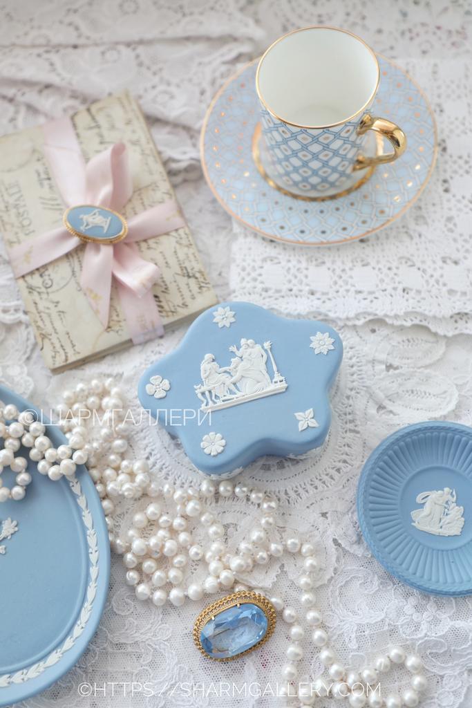 Шкатулка бонбоньерка форма «цветок» бисквитный голубой фарфор Англия, Wedgwood.