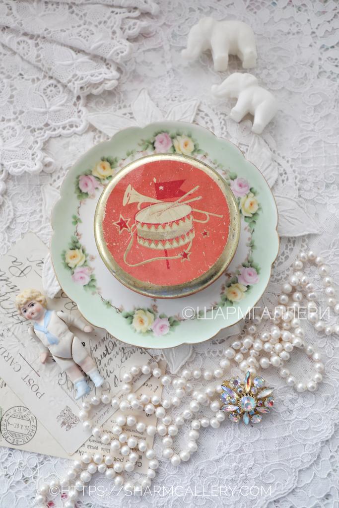 Жестяная баночка из под леденцов монпансье "Октябрята, Пионеры" СССР.