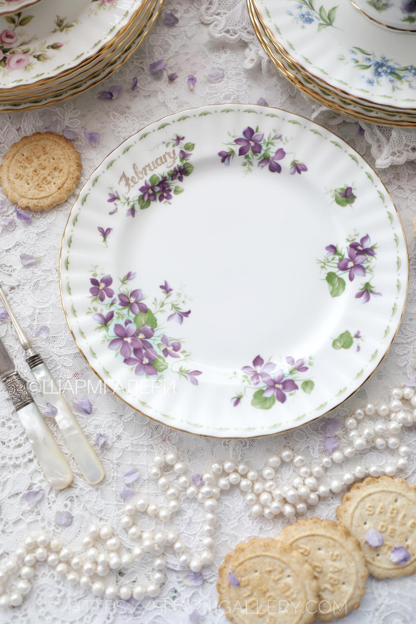 Редкость! Тарелка 20,5см. Февраль/Фиалка February/Violets  Цветок месяца/Flower of the month фарфор Royal Albert, Англия