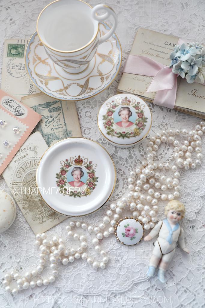 Памятный набор миниатюры шкатулка и подставка - розетка “Elizabeth II” Елизавета II Золотой юбилей фарфор Royal Grafton Англия.