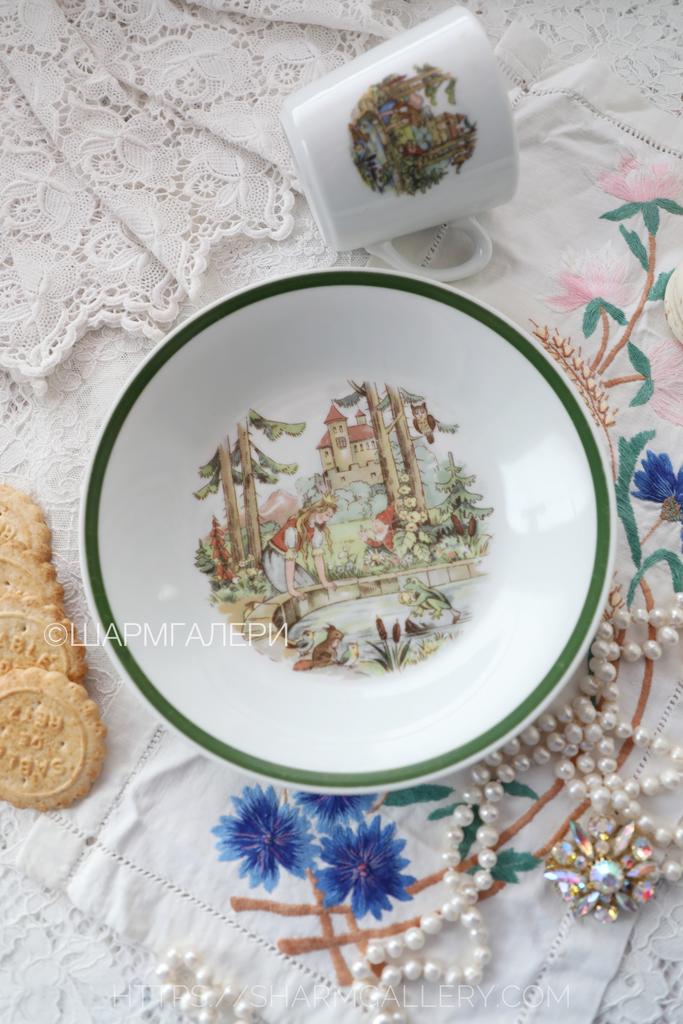 Набор детской посуды тарелка и кружка из серии сказки "Принц лягушонок" фарфор Кала/Kahla ГДР