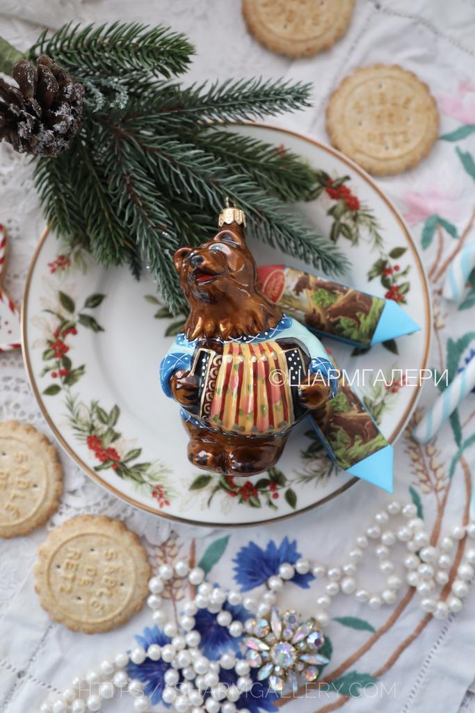 Коллекционная елочная игрушка «Медведь гармонист» стекло, роспись ф-ка Ариель, Россия.