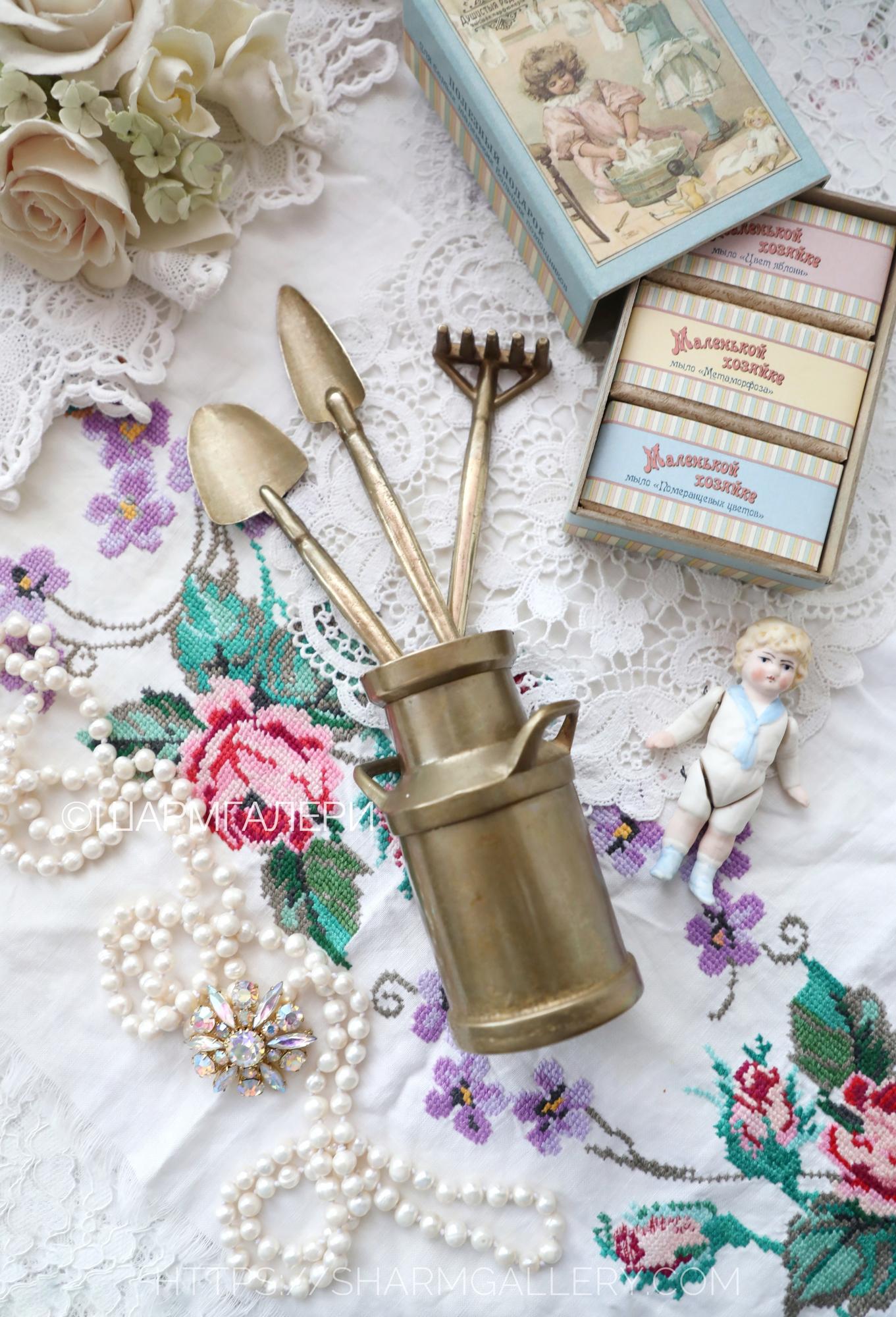 «Садовод» набор для комнатных растений бидон, совок, лопата и грабли. Латунь, Германия.