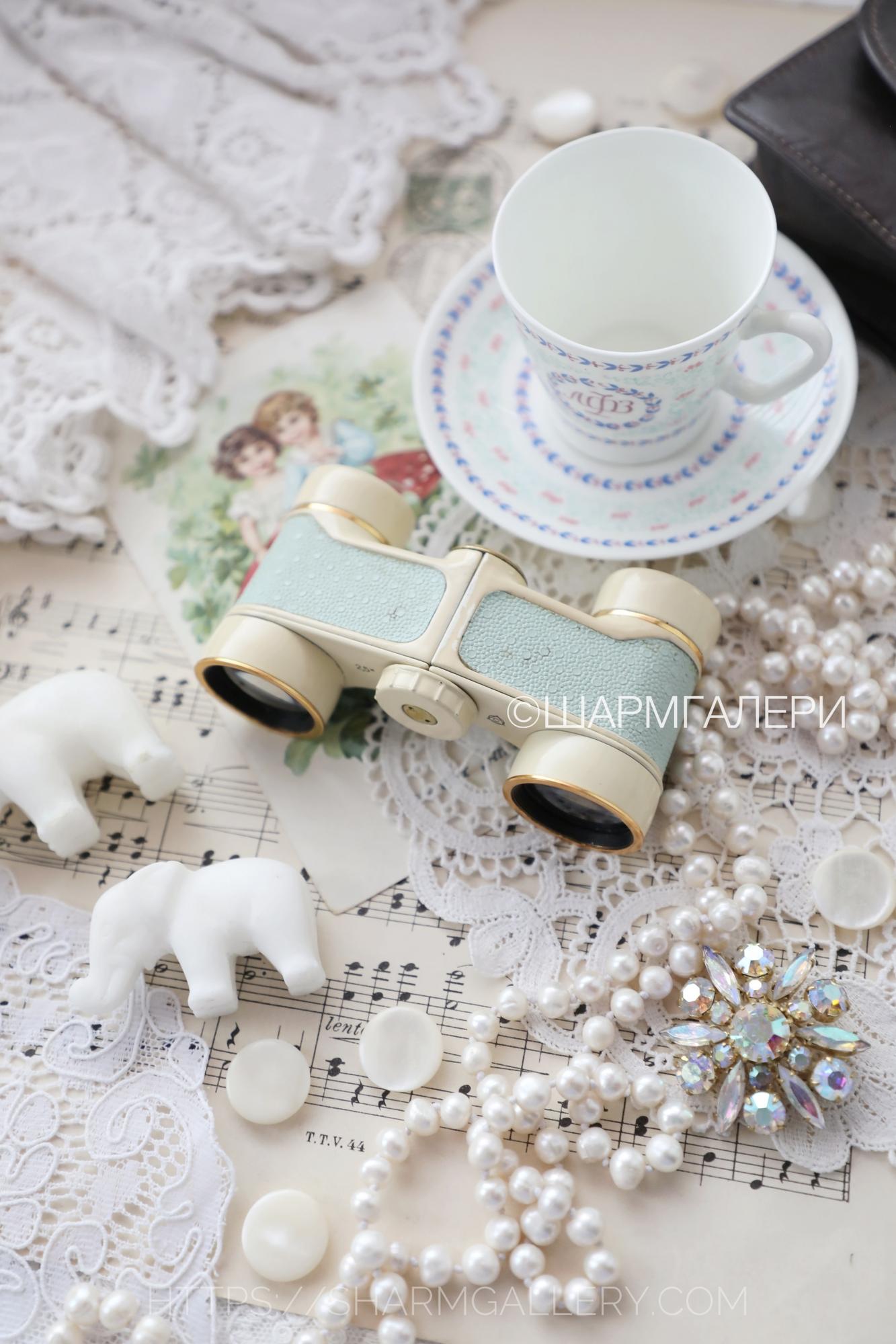 Советский театральный бинокль мятный (Тиффани) в родном кожаном футляре. ЛЗОС, СССР.