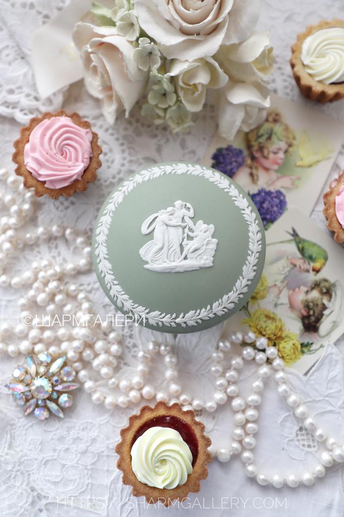Шкатулка круглая оливковый бисквитный фарфор Веджвуд/Wedgwood Англия.