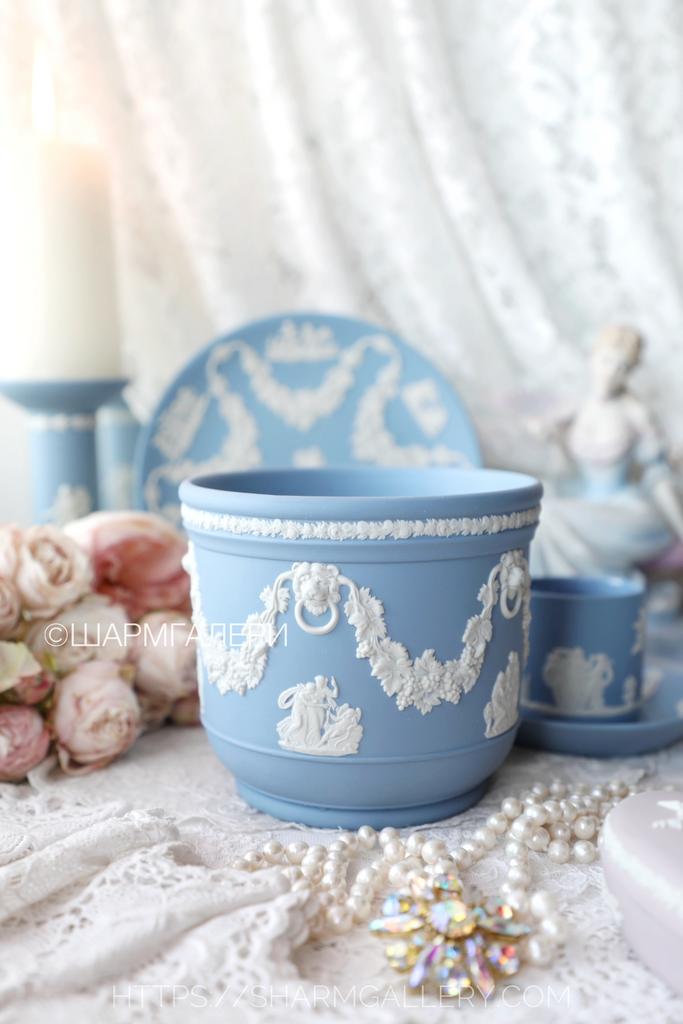 Кашпо для цветов голубой бисквитный фарфор Веджвуд, Wedgwood Англия.