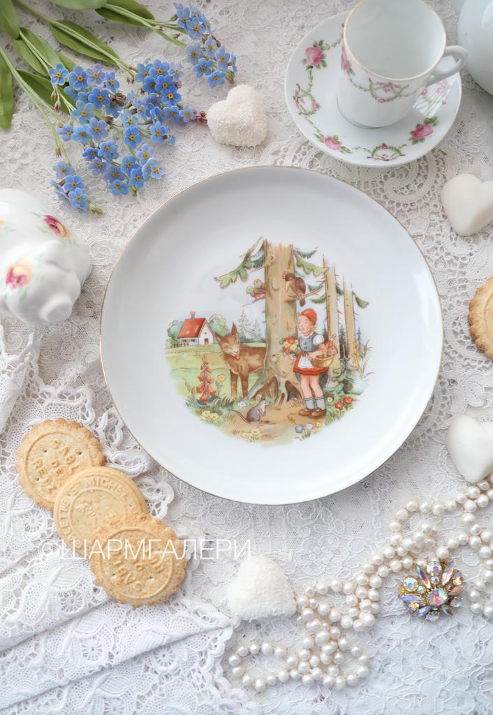 Тарелка из серии сказки "Красная шапочка" 19см. фарфор Кольдиц/Colditz ГДР №26