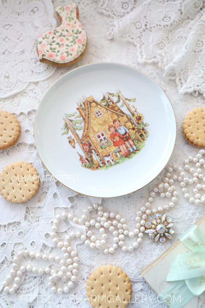 Тарелка десертная "Пряничный домик. Ганзель и Гретель" фарфор Кольдиц/Colditz ГДР Германия. №28