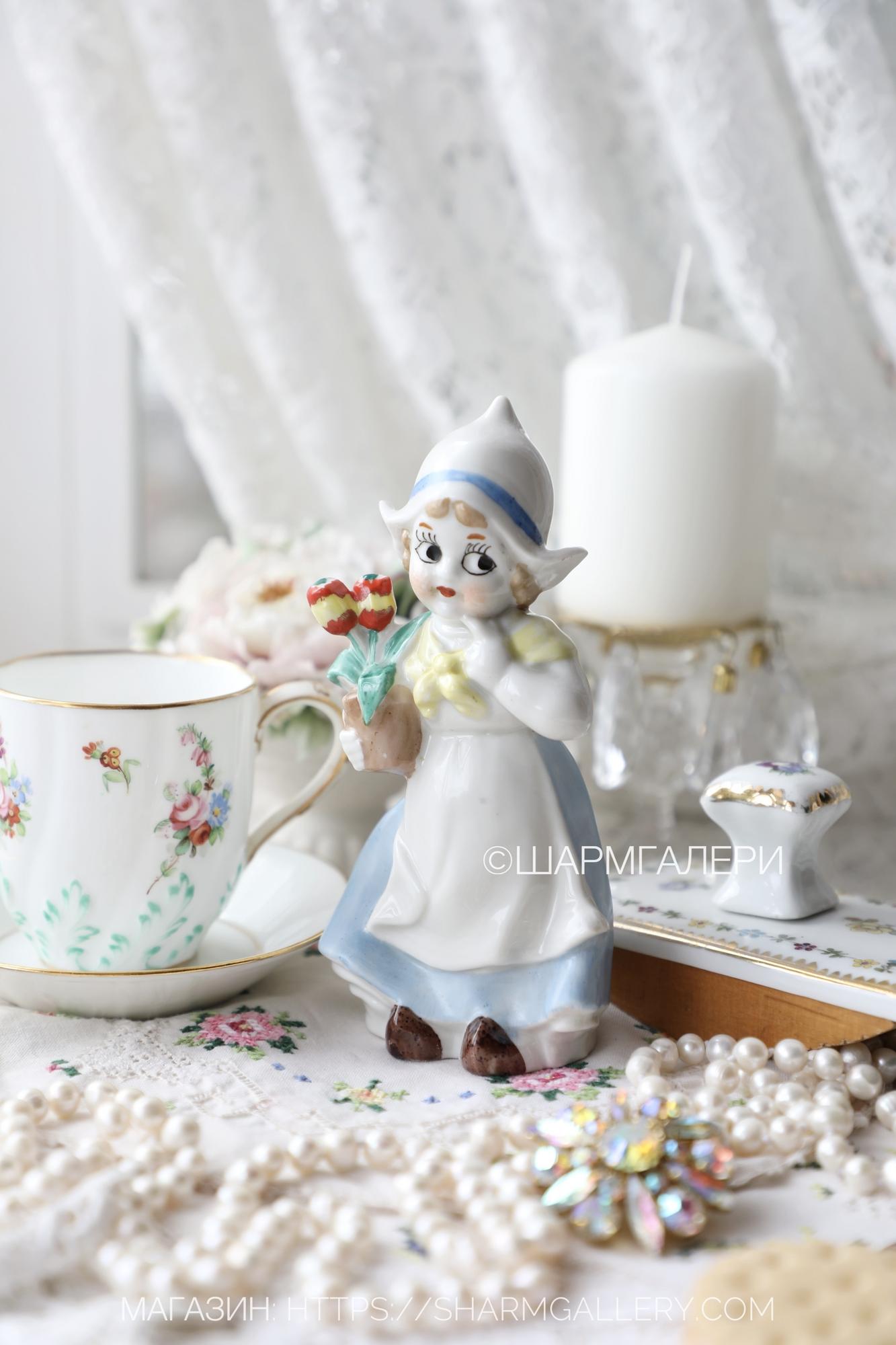 Старинная фарфоровая статуэтка «Цветочница» серия «Бюргеры-Гуглики» Германия