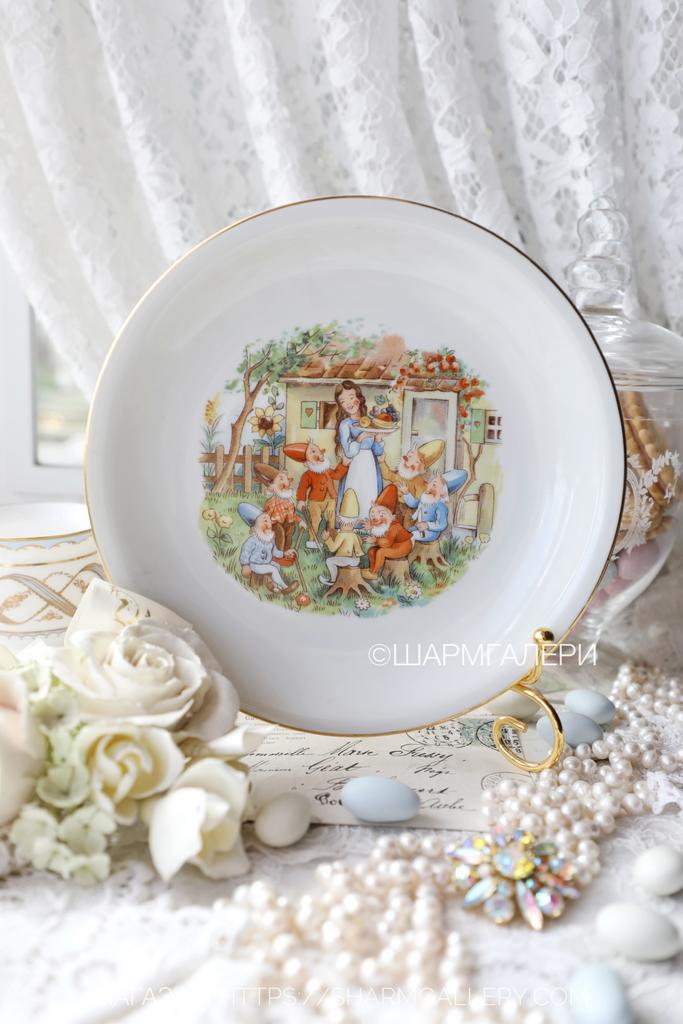 Тарелка из серии сказки "Белоснежка и семь гномов" 19,5см. фарфор Кала/Kahla Könitz ГДР №30