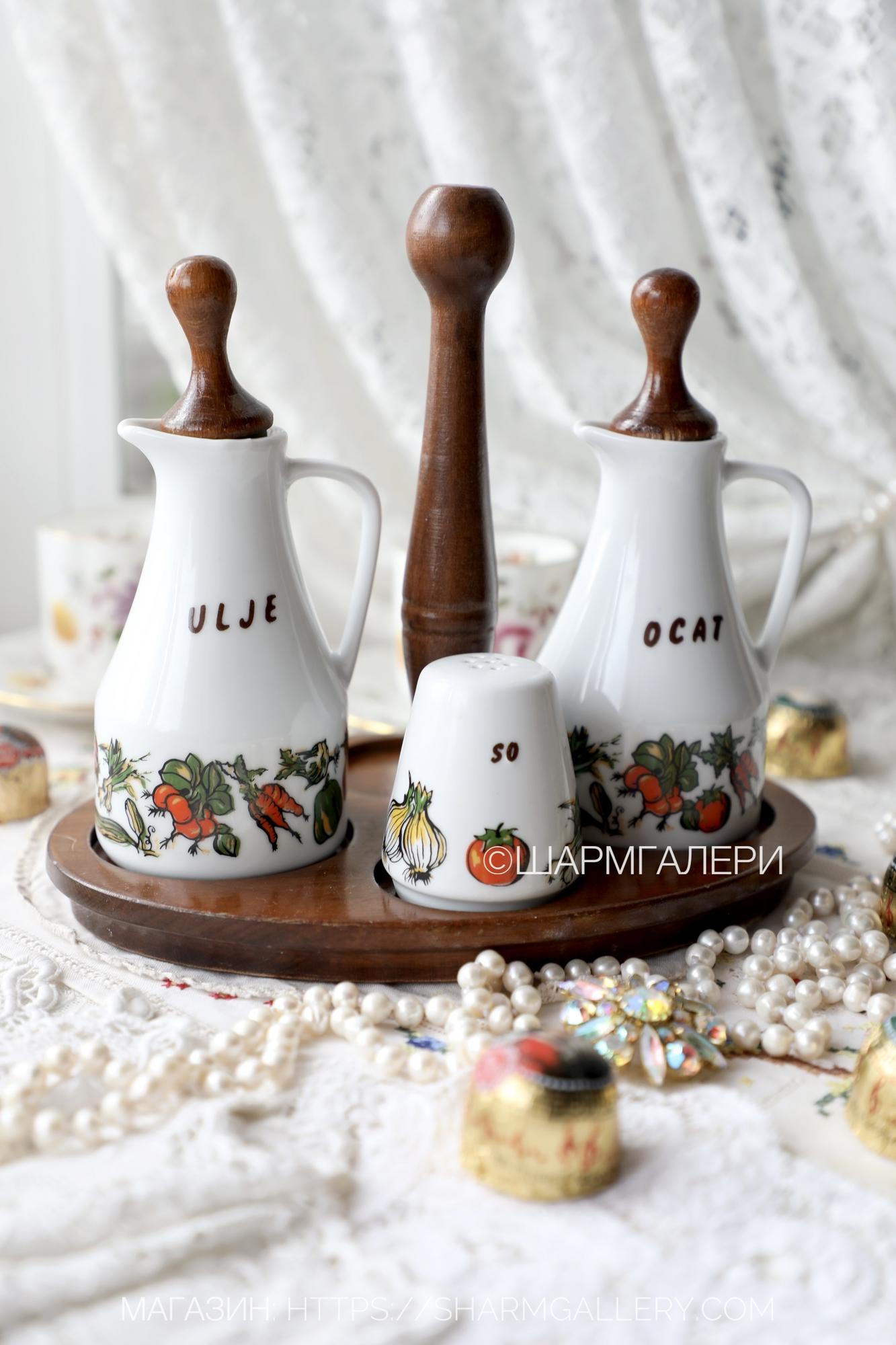 Сервировочный набор кувшинчики для масла, уксуса и солонка на деревянной подставке, Югославия.