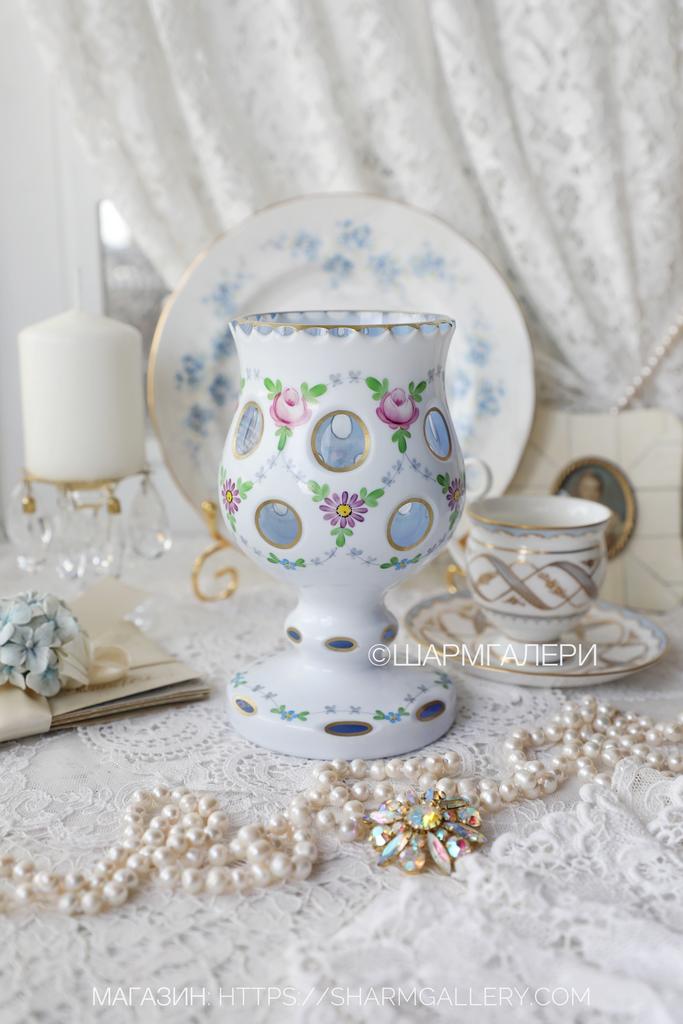 Старинная ваза «Ситцевые розы» двухслойное голубое и молочное стекло Богемия BOHEMIA, Чехословакия.