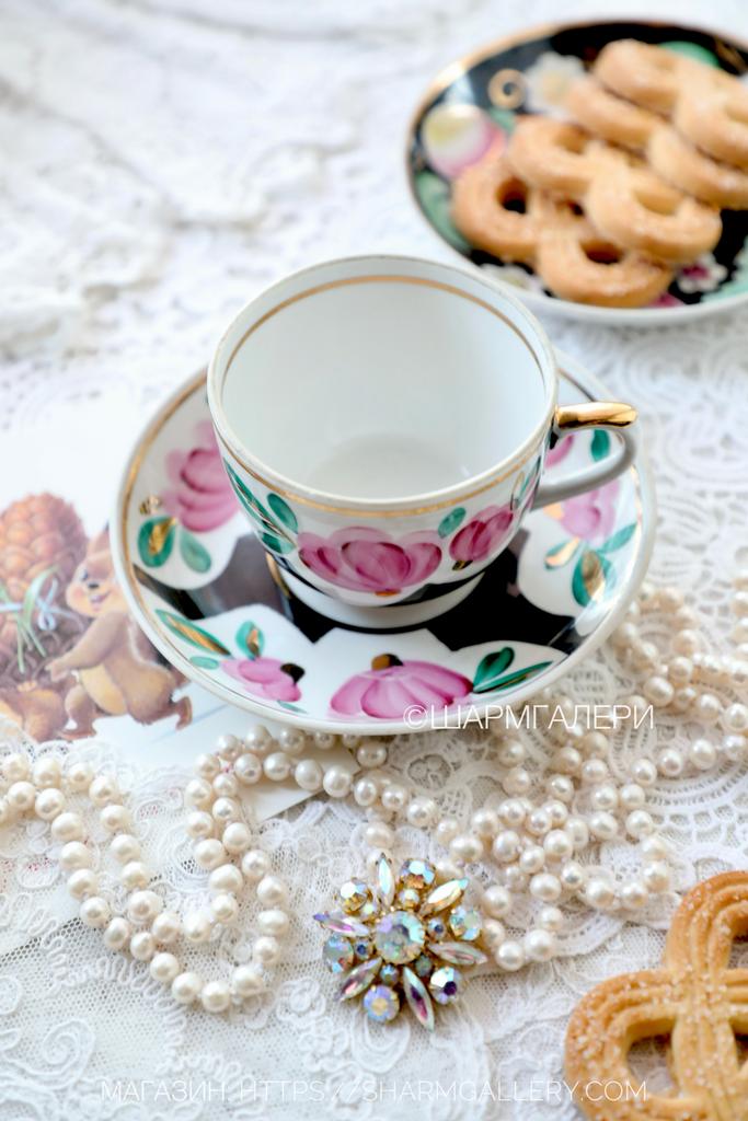 Чайная пара Розовые цветы  роспись, черное крытье, фарфор Вербилки (Дмитровский фарфоровый завод в Вербилках) СССР