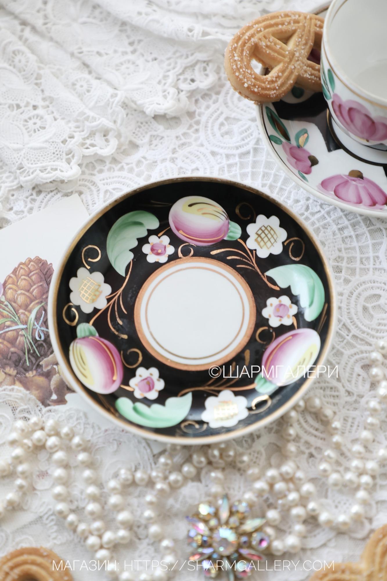 Чайное блюдце «Слива» роспись, черное крытье, фарфор Вербилки (Дмитровский фарфоровый завод в Вербилках) СССР