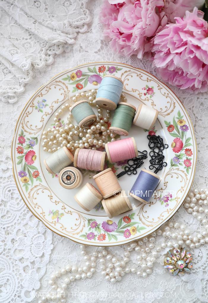 Набор: нитки экстра х/б на деревянных катушках 12 шт, крючки для одежды и нитка иск.жемчуга, СССР.